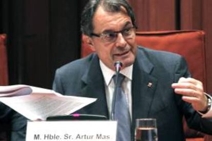 El presidente de la Generalitat, Artur Mas, durante su comparecencia en la Comisión de Asuntos Institucionales del Parlamento para dar explicaciones ante los partidos políticos sobre la implicación de su formación, CDC, en el caso de desvió de fondos del Palau de la Música.