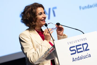 La vicepresidenta primera del Gobierno y ministra de Hacienda, María Jesús Montero, durante su intervención este viernes en el Encuentro SER organizado por la Cadena SER Andalucía y Radio Sevilla en la Fundación Cajasol, en el primer acto en la capital andaluza desde su nombramiento.