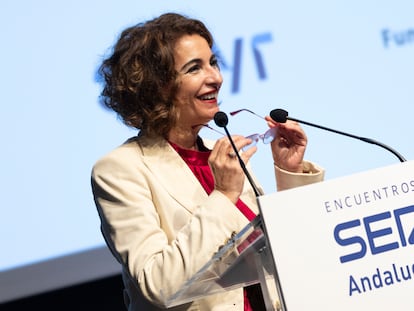 La vicepresidenta primera del Gobierno y ministra de Hacienda, María Jesús Montero, durante su intervención este viernes en el Encuentro SER organizado por la Cadena SER Andalucía y Radio Sevilla en la Fundación Cajasol, en el primer acto en la capital andaluza desde su nombramiento.