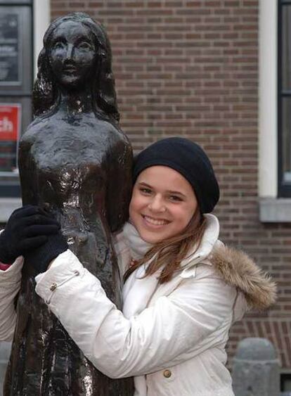 Isabela Castillo, ayer, junto al monumento de Ana Frank en Ámsterdam.