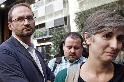 Los líderes de ICV-EUiA, Joan Herrera, Joan Mena (c) y Dolors Camats a la salida del almuerzo que mantuvieron ayer con Esquerra.