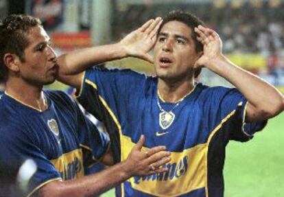 Riquelme celebra su gol a River frente al palco y llevándose las manos a las orejas.