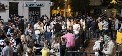 'Botellón' en la Plaza del Rastrillo, barrio de Malasaña, Madrid