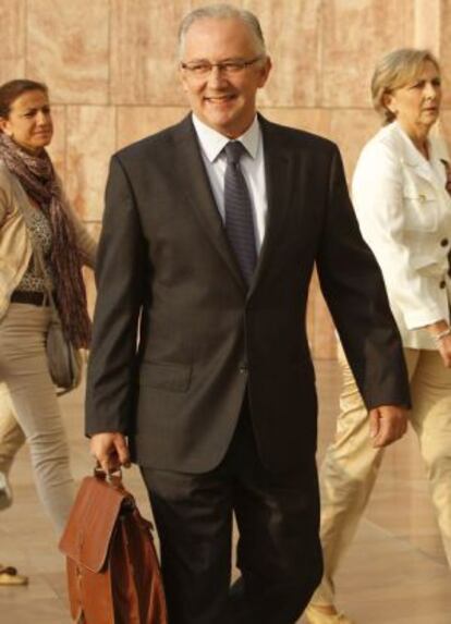 Martín Serón, alcalde de Alhaurín El Grande, junto a los juzgados de Málaga.