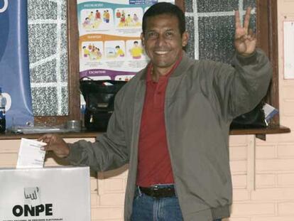 El candidato nacionalista, Ollanta Humala, deposita su voto.