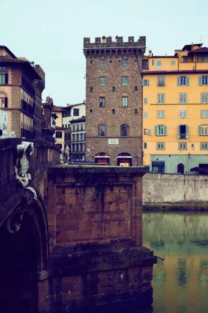 Exterior del palacio, desde el río Arno.