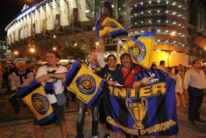 Aficionados del Inter celebran el triunfo a la salida del Santiago Bernabéu.