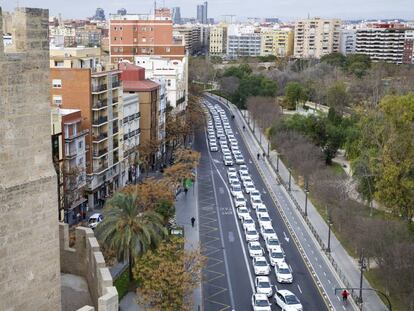 Protesta de taxistas, el 14 de febrero, ante las Torres de Serranos de Valencia.