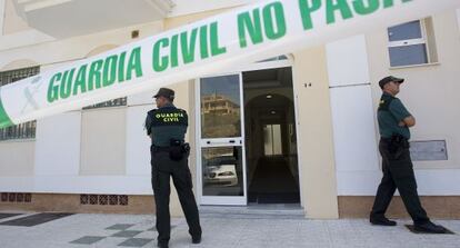 La Guardia Civil vigila el bloque donde apareci&oacute; el cuerpo.