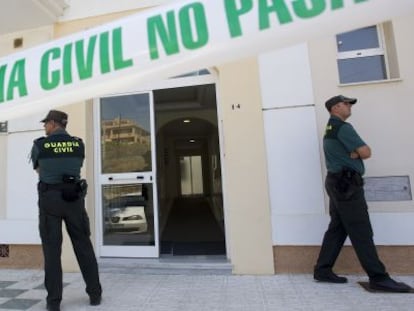 La Guardia Civil vigila el bloque donde apareci&oacute; el cuerpo.