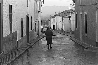 Aspecto de la calle Carrera en Puerto Hurraco (Badajoz), una aldea de 140 habitantes.