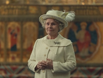 Imelda Staunton, como Isabel II en la última temporada de 'The Crown'.