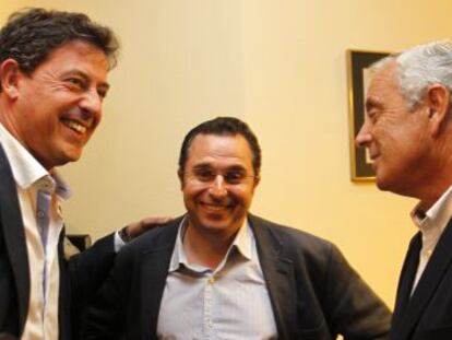 Besteiro, Manel Vázquez y Pachi Vázquez, ayer en la sede del PSdeG en Santiago.
