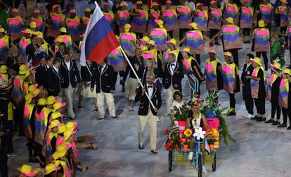 El abanderado de Rusia en la ceremonia de apertura.