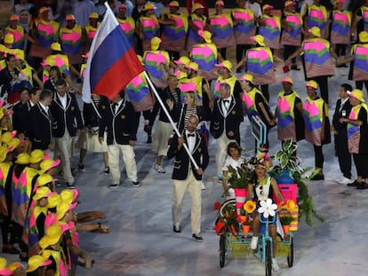 El abanderado de Rusia en la ceremonia de apertura.