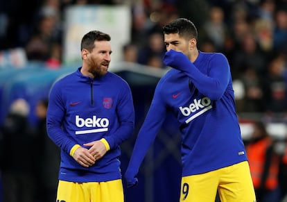 Luis Suárez conversa con Messi antes del derbi con el Espanyol.