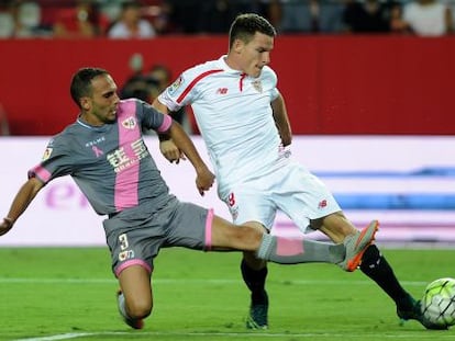 Gameiro, que meti&oacute; un gol, dispara a puerta ante la entrada de Nacho. 