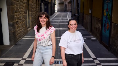 Leire San Martín y Maite Goñi, organizadoras de las visitas guiadas por los lugares de Pamplona donde se torturó a brujas.