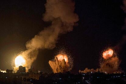 Explosiones en Jan Yunis, en la franja de Gaza, durante el ataque israelí del viernes. 