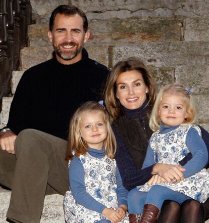 Don Felipe y Doña Letizia, con sus hijas en la felicitación de la Casa Real.