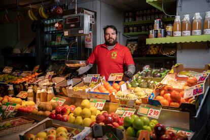 Federico Escanciano, en su frutería.
