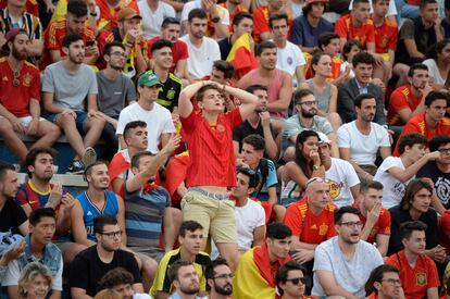 Reacciones de aficionados españoles en Barcelona durante el partido frente a Portugal que acabó empate a tres, el 15 de junio. 