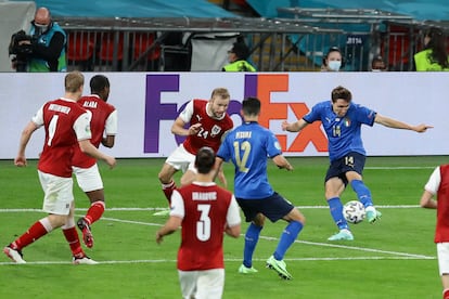 Federico Chiesa marca el primer gol de Italia a Austria en los octavos de final de la Eurocopa.