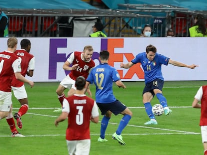 Federico Chiesa marca el primer gol de Italia a Austria en los octavos de final de la Eurocopa.