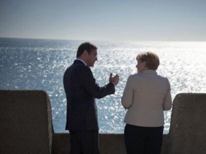 El primer ministro Passos Coelho y la canciller Merkel, durante su visita ayer a la fortaleza de S&atilde;o Juli&atilde;o da Barra, a las afueras de Lisboa.