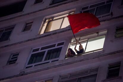 Un votante de Lula y el Partido de los Trabajadores festeja desde su ventana, en São Paulo.