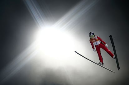 A norte-americana Sarah Hendrickson no ar durante os treinamentos prévios à prova de salto feminino nos Jogos Olímpicos de Inverno de Sochi 2014. 11 de fevereiro de 2014.