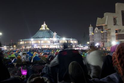 Millones de peregrinos pasan la noche frente a la Basílica de Guadalupe, en Ciudad de México.