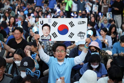 Seguidores de Lee Jae-myung celebran los sondeos, este martes en Seúl.