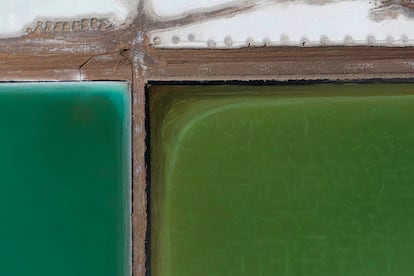 Piscinas de recuperación de sal en la Planta Llipi en el Salar de Uyuni, que cuenta con las mayores reservas de litio del mundo. En agosto de 2022.