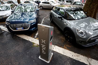 Coches eléctricos en una estación de recarga en Roma