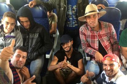 Un grupo de refugiados en el tren que les lleva de Nickelsdorf a Salzburgo.