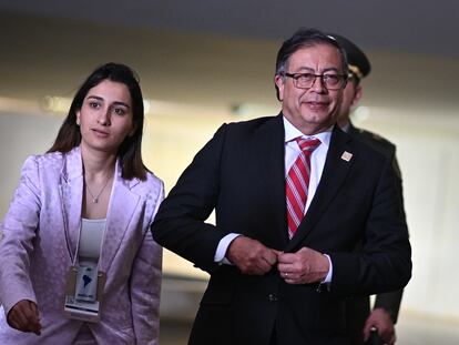 Gustavo Petro y su jefa de gabinete, Laura Sarabia, tras la reunión con los presidentes de la región en la cumbre suramericana, el 30 de mayo en Brasilia.