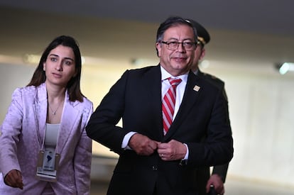 Gustavo Petro y Laura Sarabia salen de una reunión con líderes regionales en el palacio de Itamaraty (Brasil), en mayo de 2023.