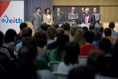 Alberto Surio (delante) se dirige a los trabajadores de EITB en su primera visita a la sede del ente en Bilbao en junio pasado como director general. Detrás de él, los principales componentes de su equipo directivo.