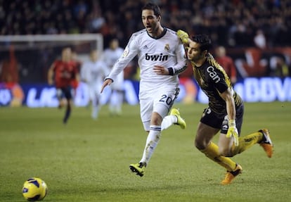 Higuaín trata de llegar a un balón ante Andrés Fernández.