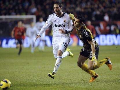 Higuaín trata de llegar a un balón ante Andrés Fernández.