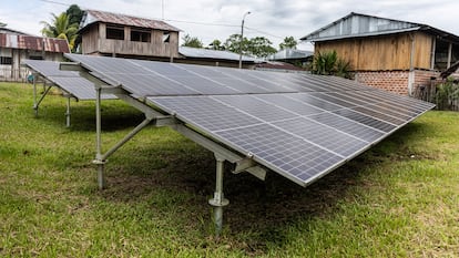 Paneles solares en una planta para procesar semillas locales en Iquitos (Perú).