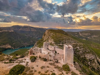 Actividades recreativas en el pantano de Cortes de Pallás (Valencia). Los 14 kilómetros de longitud del embalse de Cortes de Pallás, en el interior de la provincia de Valencia, a orillas del Júcar, dan para albergar el complejo hidroeléctrico con más potencia de España (según apunta Femembalses). También es ideal para refrescarse en varias zonas habilitadas para el baño, en aguas de un verde esmeralda, entre árboles perfectos para un pícnic a la sombra e impresionantes paredes verticales. Desde su embarcadero se organizan salidas en kayaks, paddle surf, aqua trekking, rápel, senderismo, escalada o barranquismo. También hay una ruta fluvial del Júcar que parte de Cortes de Pallás y navega por el desfiladero Cortes, Remanso del Ral y Cinto del Castillo hasta arribar a Cofrentes, a lo largo de unos 30 kilómetros —hora y media de duración, aproximadamente—. La empresa que lo gestiona, Viajes Suaventura, organiza distintas actividades de turismo activo por los alrededores.