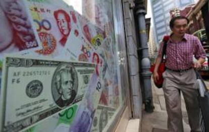 Un hombre pasa por delante de una casa de cambio de moneda en Hong Kong (China). EFE/Archivo