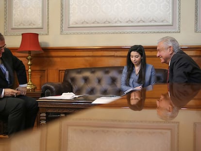 Mexican President Andrés Manuel López Obrador (r) and Secretary of Foreign Affairs Marcelo Ebrard during a conference call with US Vice President Kamala Harris on June 3.