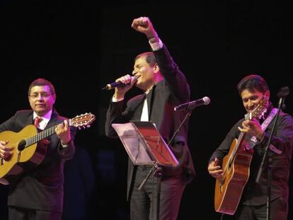 Rafael Correa, presidente de Ecuador, cantando ayer durante el acto, en Barcelona.