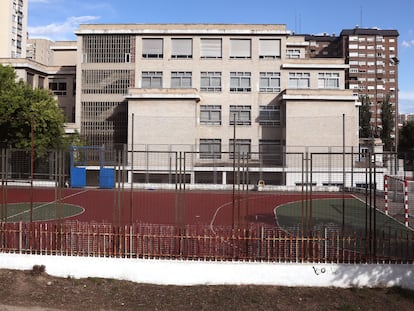 La zona de fútbol y baloncesto del IES Cardenal Herrera Oria, en Madrid, el 13 de junio de 2023.