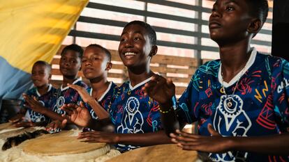 Jóvenes de la escuela Tambores de Cabildo de La Boquilla tocan sus instrumentos.