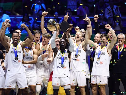 Los jugadores y técnicos de Alemania, con Schröder levantando el trofeo, celebran el oro en el Mundial.
