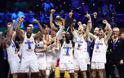 Los jugadores y técnicos de Alemania, con Schröder levantando el trofeo, celebran el oro en el Mundial.